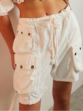 Free People white Baggy Parachute CargoShorts Button  Pockets Sz M NEW